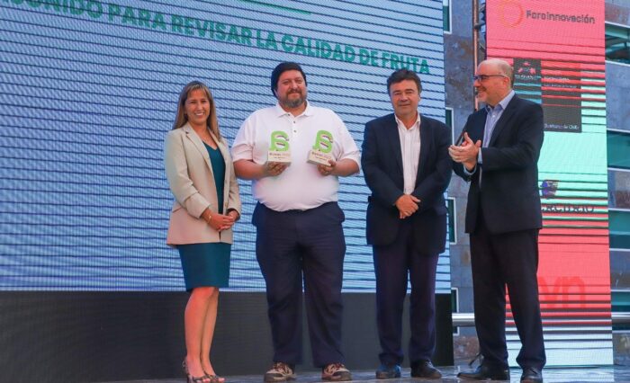 rudi radrigan recibe premio