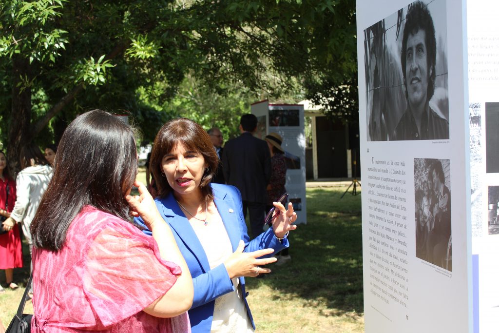 Una serie de textos y fotografías conforman la muestra que es realizada por la casa de estudios en conjunto con la Fundación Víctor Jara, las que exponen momentos de su vida y obra musical hasta 1973.