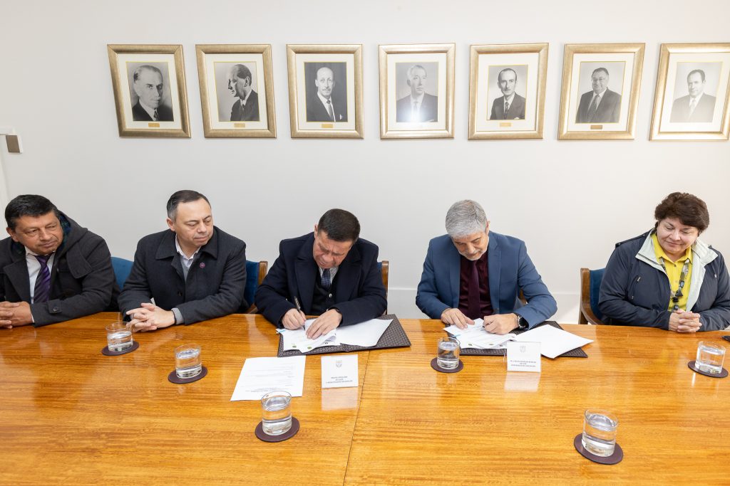Firma de convenio entre la UdeC y la Municipalidad de Quillón | Dircom UdeC
