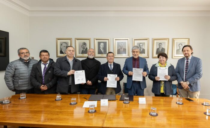 Rector-firma-convenio-con-municipalidad-de-Quillon-9-1024x683