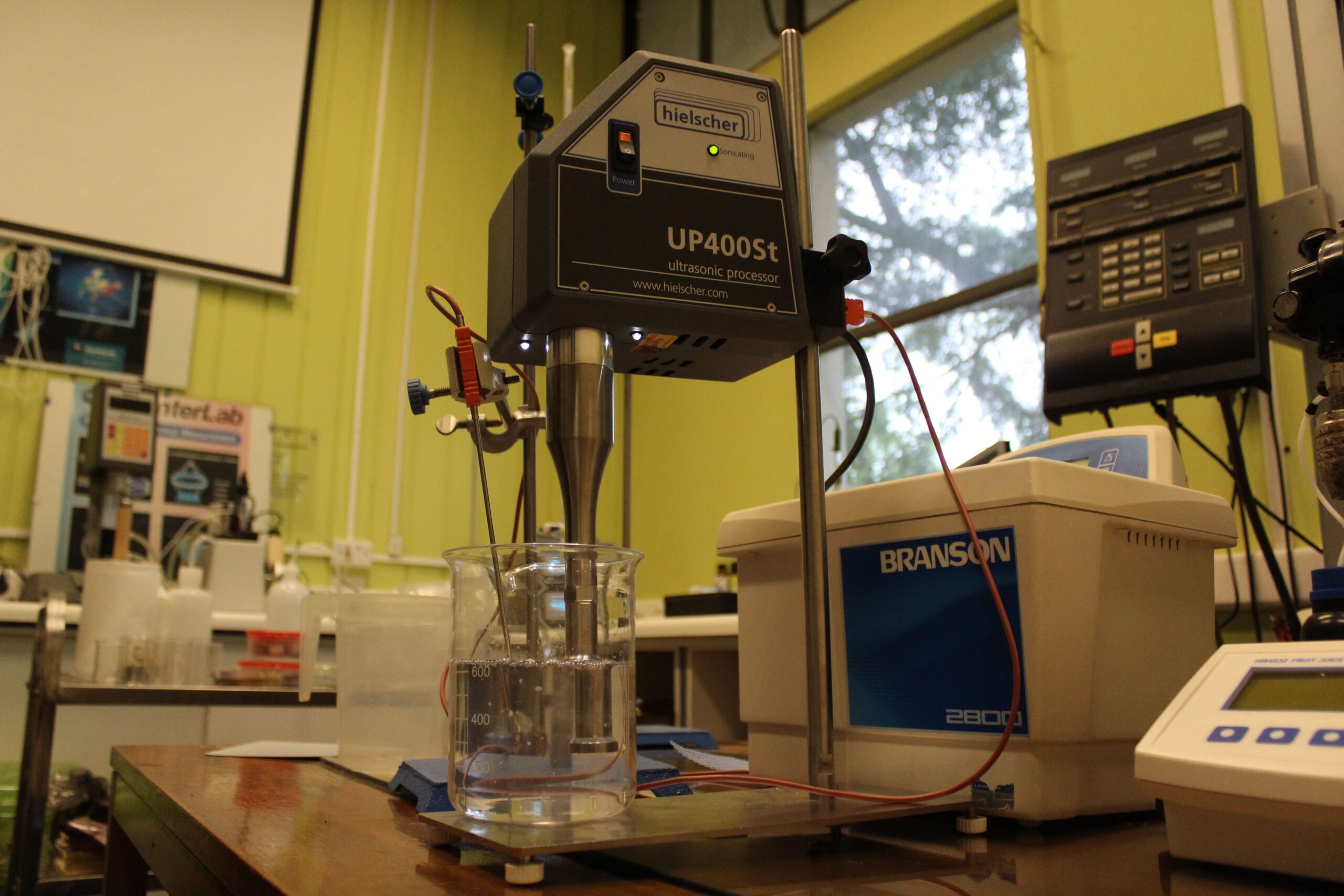 Aparato de ultrasonido. Sonicador de laboratorio que procesa las muestras de berries en la UdeC Campus Chillán. 